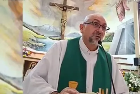 VÍDEO: Cruz se solta do altar e mata padre durante celebração de missa